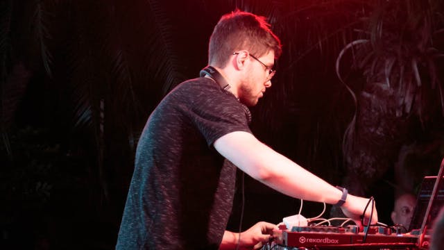 DJ tocando em uma festa da 3R